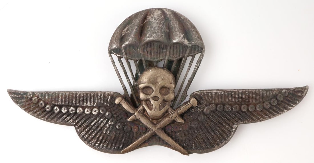 WWII HUNGARIAN PARATROOPER WING BADGE: Standard Hungarian paratrooper badge. Measures 3.5 inches approximately. Very good condition. This lot has a reserve.