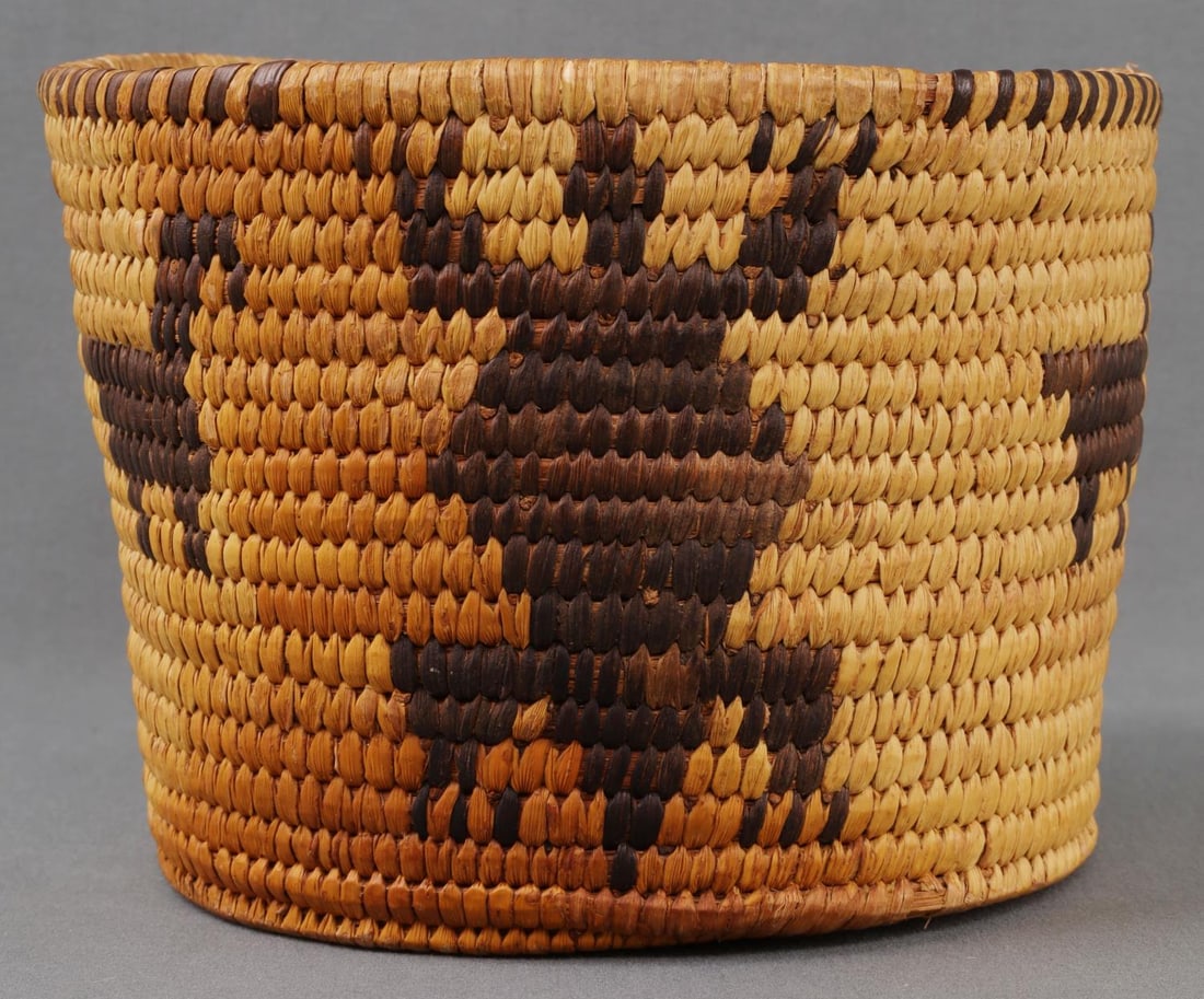 NATIVE AMERICAN INDIAN APACHE WOVEN BASKET: Native American Indian basket. Willow fiber. Depicts three dark horses and three dark lizards, likely chuckwalla. made of 4 inch high, 6 inch diameter. 18.5 inch circumference. Very good condition.