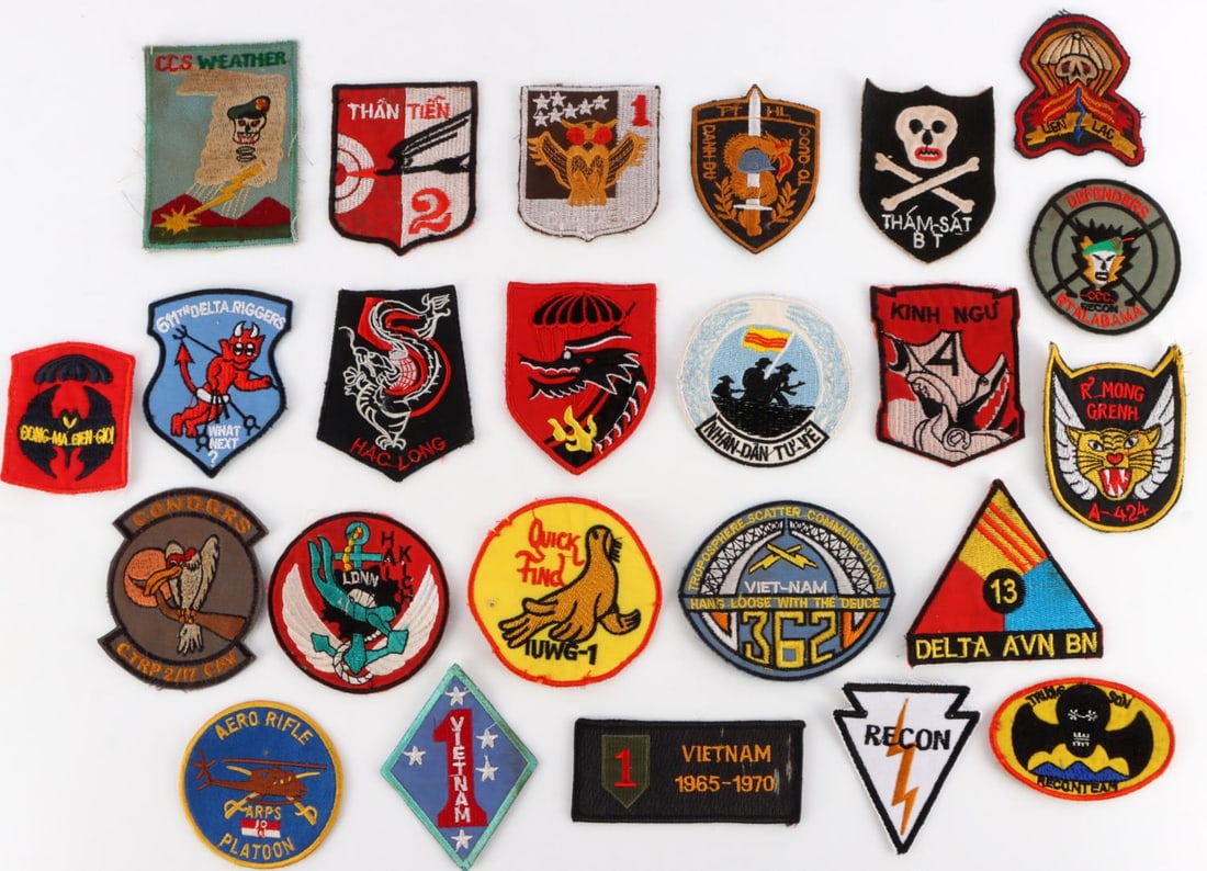 US MILITARY LOT OF 25 VIETNAM ERA JACKET PATCHES: 25 Vietnam era jacket patches. Very good. Largest patch is 4 X 3 inches, most are in the 3-3.5 inch range. Very good, original condition.