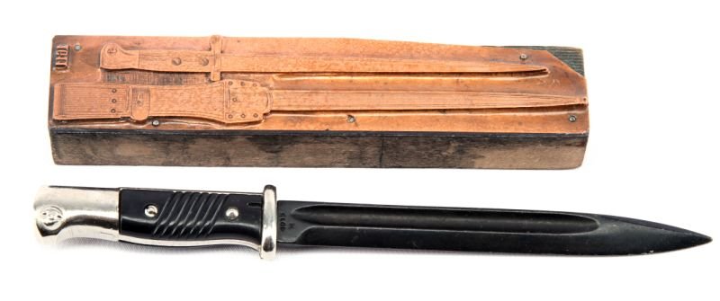 MINIATURE GERMAN MAUSER BAYONET & PRINTING CLICH: 7.25 inch miniature German Wehrmacht Mauser bayonet marked "E.uF. H”rster" and "4015 n". In very good condition without scabbard. Also includes a 5.75 inch copper Original Carl Eickhorn bayonet mode