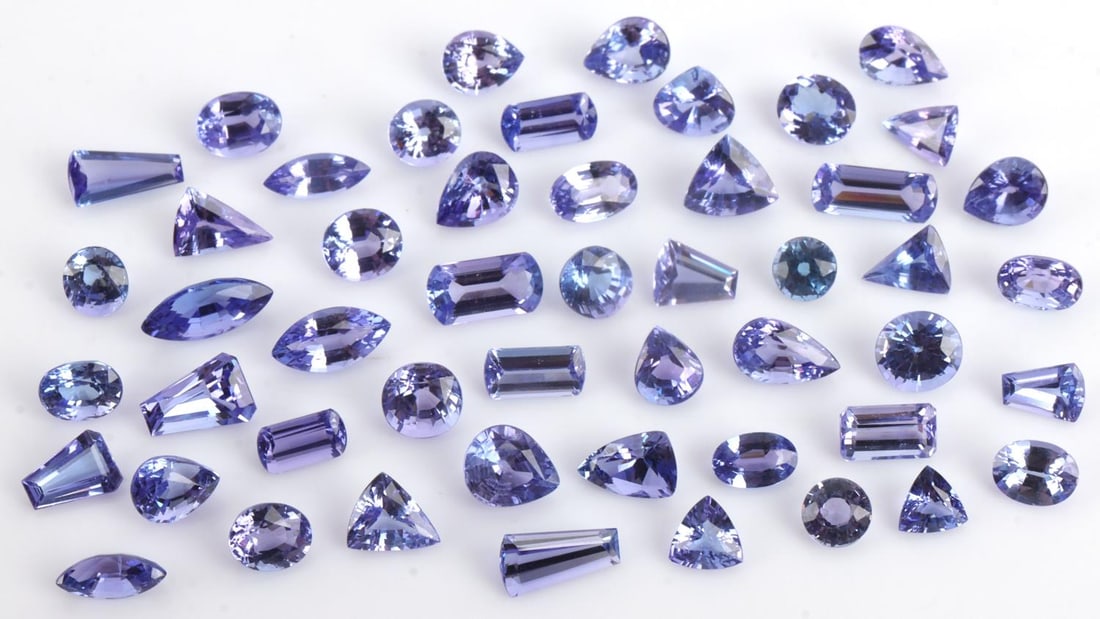 JEWELERS LOT 36.5 CARATS OF GEM QUALITY TANZANITE: 50 gem-quality Tanzanite stones with a total carat weight of 36.5. Very good condition.