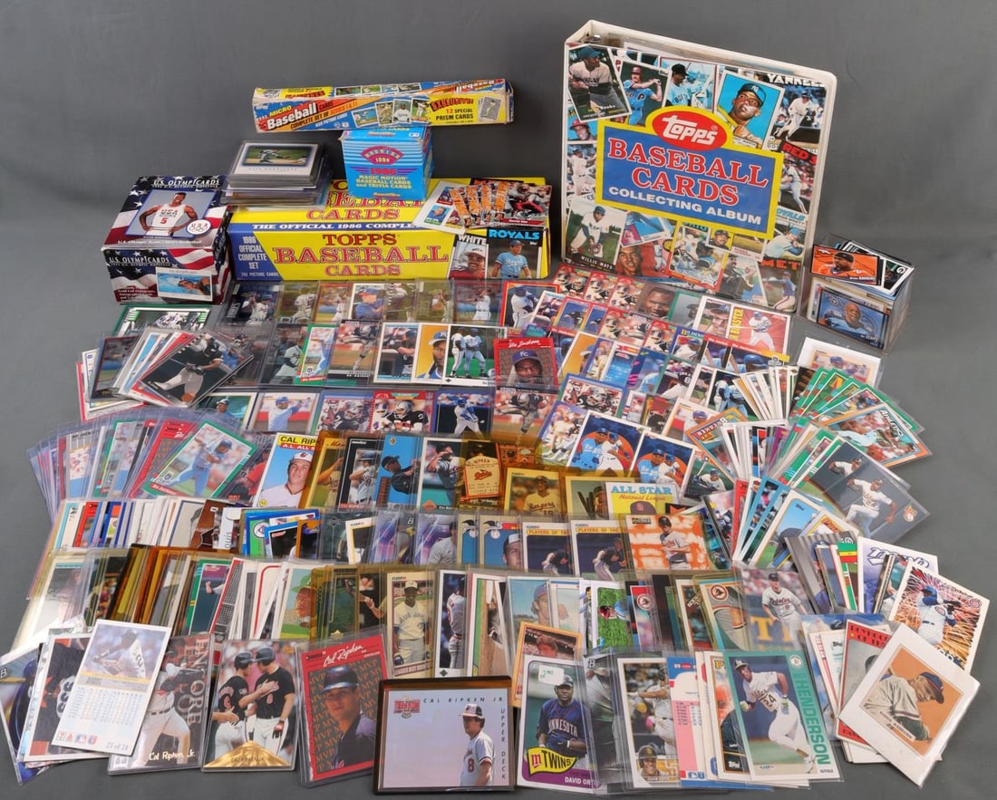LOT OF 7 SPORTS CARDS MOSTLY BASEBALL TOPPS 1980S: Lot of seven (7). 1) Cigar box with over one hundred baseball cards, most of them from the Bo Jackson rookie year. Box is 7.4 X 5.5 X 2.8 inches, Very good condition. 2) A cigar box of approximately 2