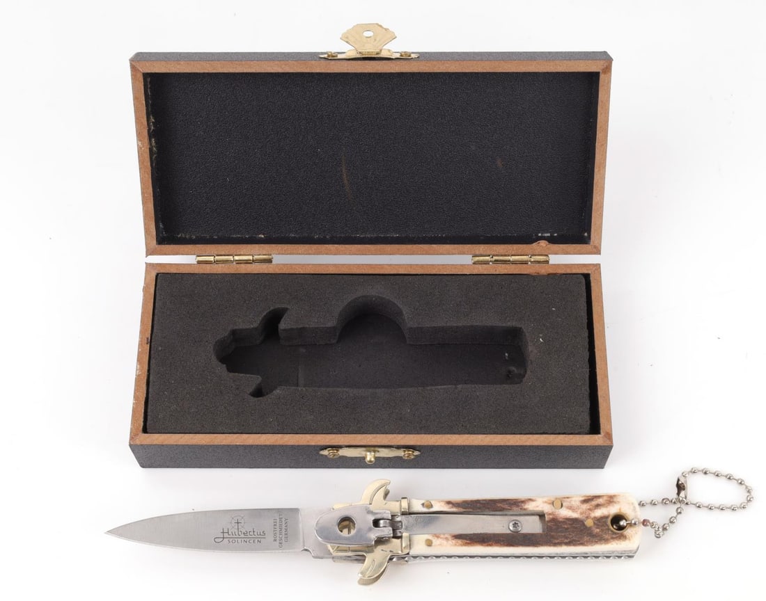 HUBECTUS SOLINGEN SMALL GERMAN SWITCHBLADE: Hubectus Solingen switchblade. In good condition, functions without issue. In box. This lot has a reserve.