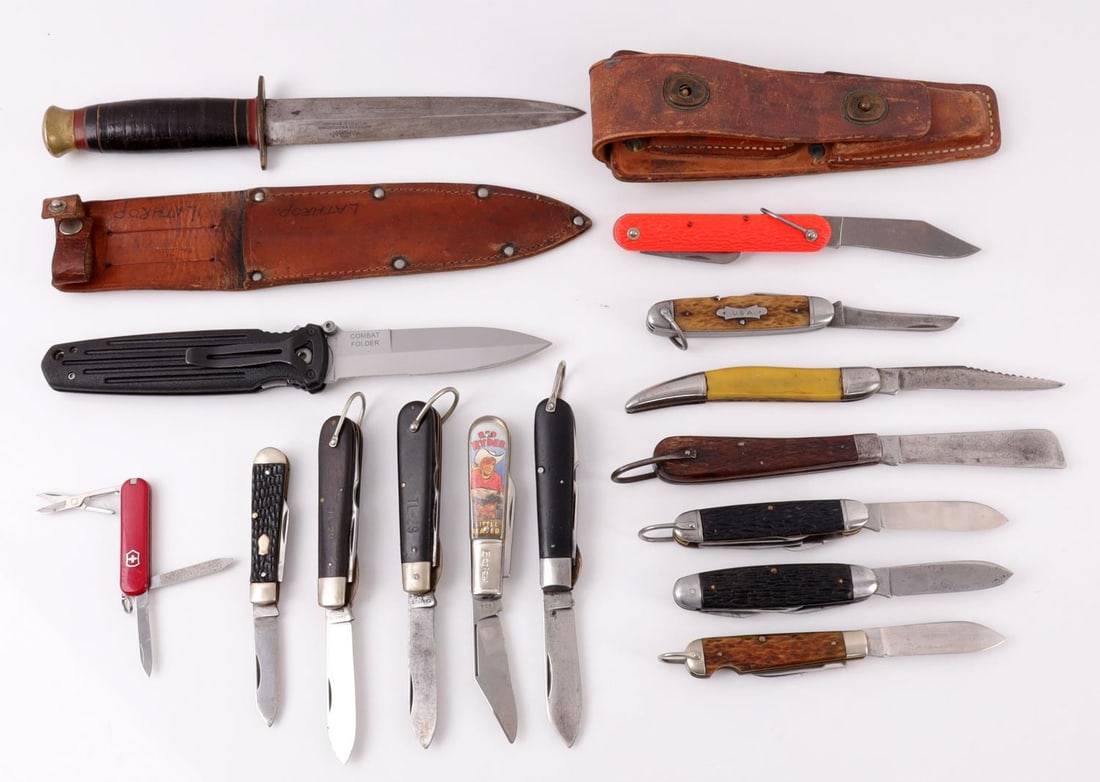 16 KNIFE LOT FOLDING & FIXED BLADE KNIVES: All good original condition fixed blade is Southern & Richardson Sheffield, also Red Ryder, and a paratroop switch blade.