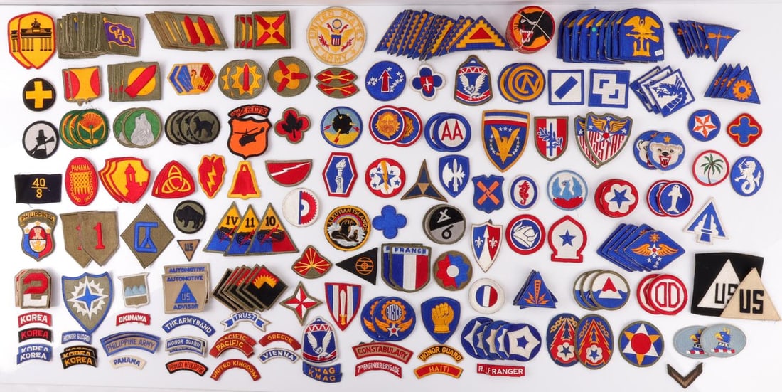 LARGE ASSORTMENT OF 262 WWII US PATCHES: Assortment of patches. 2 1/8 to 4 inches. Very good condition. Some fluoresce, but some do not.