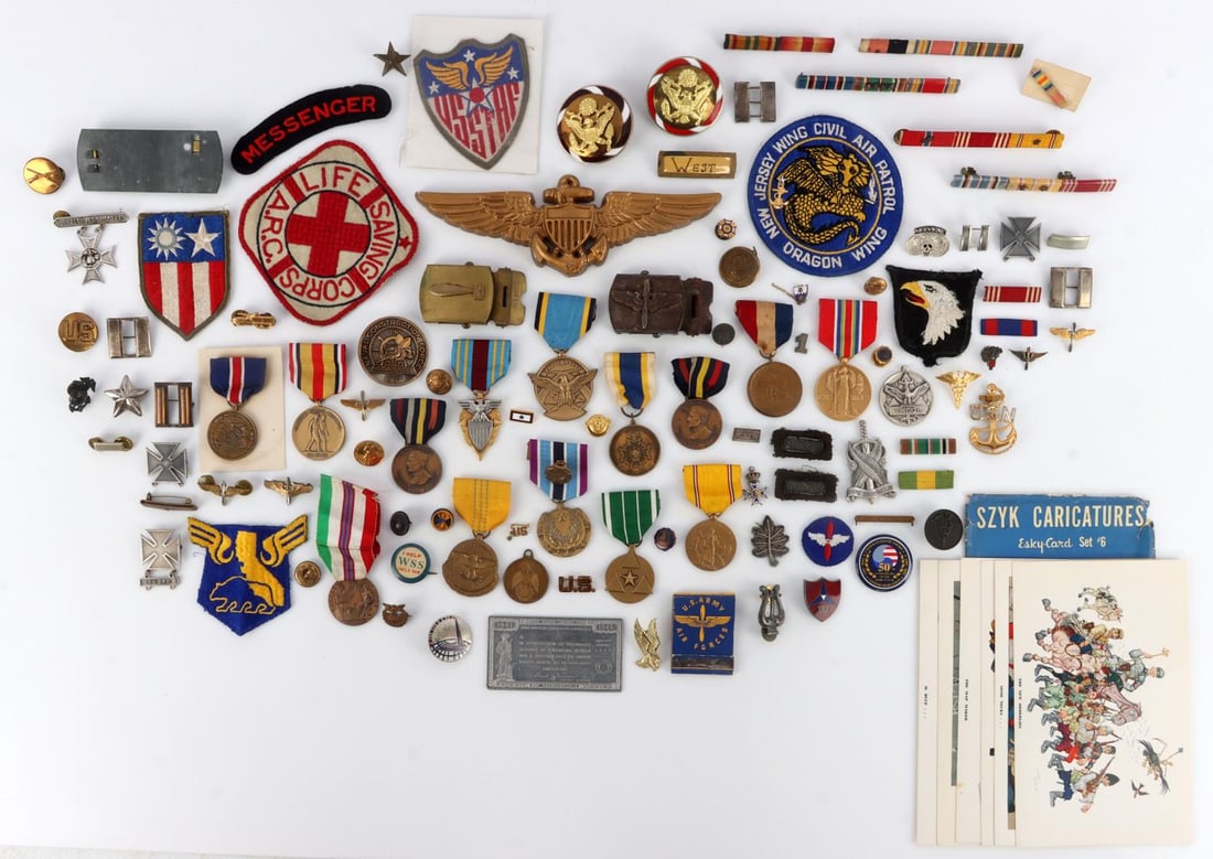 WWI WWII US INSIGNIA PATCH MEDAL LOT OF 100 PCS: Lot of more than one hundred (100+) pieces WWI and WWII uniform insignia, patches, award medals and souvenirs. Big collection of items, primarily United States, representing the Army, Marine Corps, Na