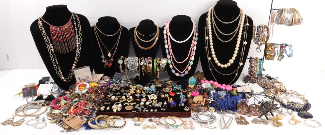 OVER 14 LBS OF COSTUME JEWELRY LISNER BLUETTE: Over 14 lbs of costume jewelry. Some named pieces Lisner, Bluette, Monet, Carolee and many others. Great dealer lot. See photos for more details