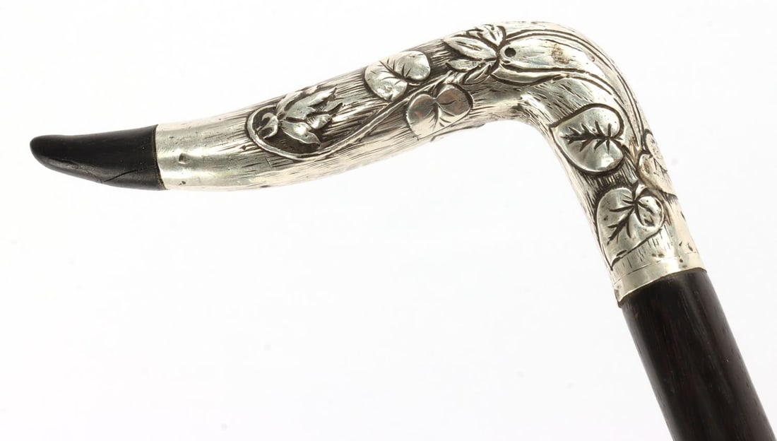 ANTIQUE SILVER GRIP ENGRAVED WALKING CANE: Engraved silver grip, acid tested. Total length: 34 1/4 inches. Snake Wood shaft. Good light feel. This lot has a reserve.