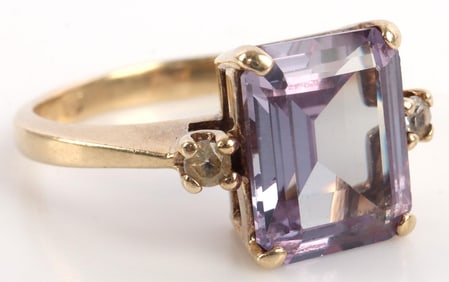 10K GOLD RING WITH SQUARE CUT AMETHYST