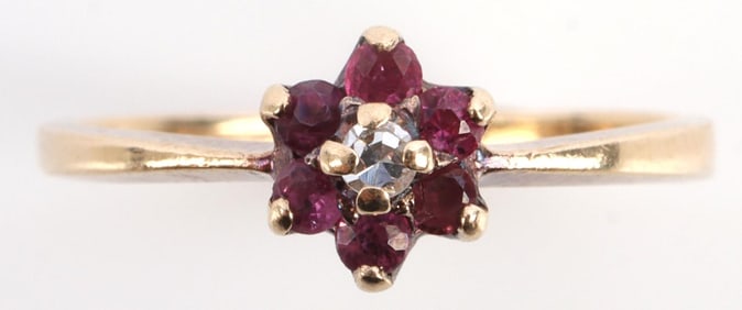 10K GOLD RING WITH FLORAL DIAMOND SETTING