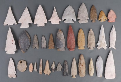 30+ LOT OF NATIVE AMERICAN STONE ARROWHEADS