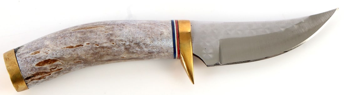 KEN RICHARDSON CUSTOM MADE 3 INCH STAG KNIFE: Custom stag grip, smoothed with brass finger guard. 3-inch blade. Includes leather sheath. This lot has a reserve.