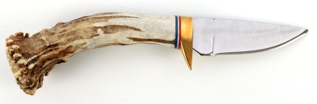KEN RICHARDSON CUSTOM MADE 2 1/2 INCH STAG KNIFE: Custom made stag knife grip with brass finger guard. 2.5-inch blade. Includes leather sheath. This lot has a reserve.