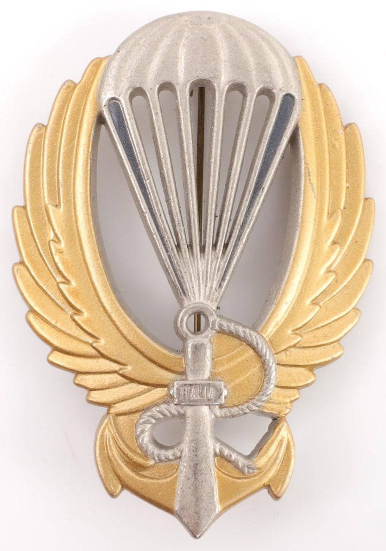 ITALY NAVY SPECIAL OPS COMBAT DIVERS BADGE: Two-toned gold and silver finish. 180 degree pin lie. 1 3/4 X 2 3/8 inches. No maker marks. Very good overall condition. Unauthenticated, sold "as is."