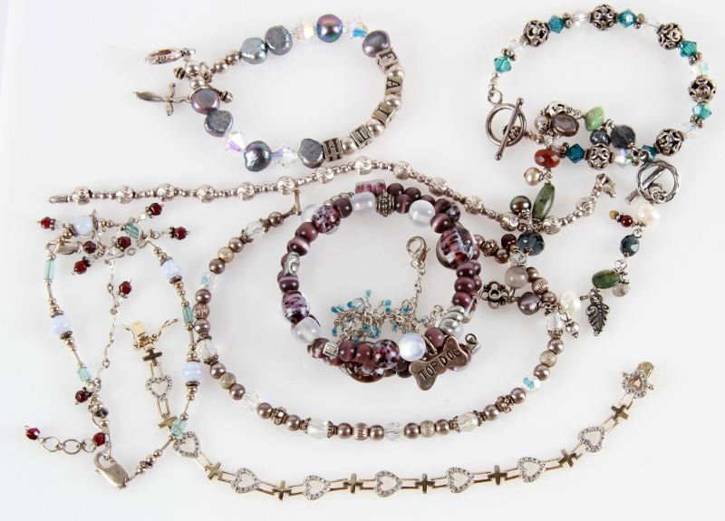 SMALL LOT LADIES STERLING WITH BEAD BRACELETS: Ten bracelets, various beads made of glass, freshwater pearls, garnet, crystals, jasper, with plenty of sterling silver mixed in to make it fun. Size: 7" TO 8" Weight: 112.6 Condition: Good condition.