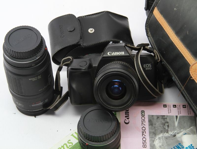 CANON EOS 850 35mm CAMERA W/ LENSES & FLASH: EOS in very good condition with three lenses; 35-70 1:3.5-4.5a, 70-210mm 1:4, 50mm1:1.8, and speed lite 300EZ flash. Comes with hand bag.