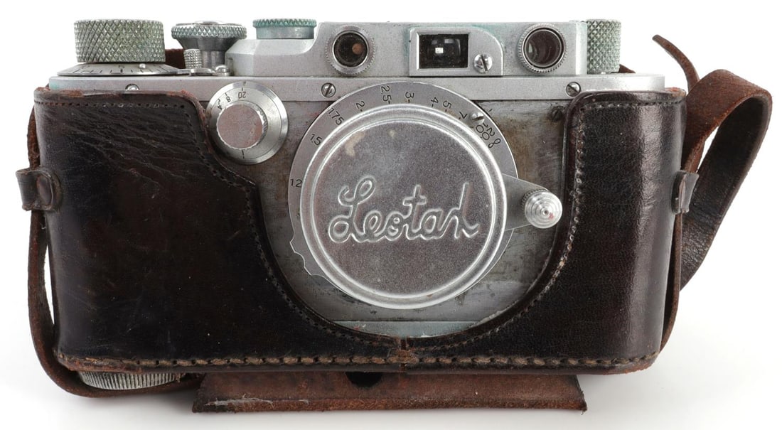 SHOWA OPTICAL WORKS LEOTAX D IV WITH CASE: Leotax D IV camera made by the Showa Optical Works. Circa 1950. Comes with leather carrying case, though the lens shield is starting to separate. Serial number: 11981. Very good condition.