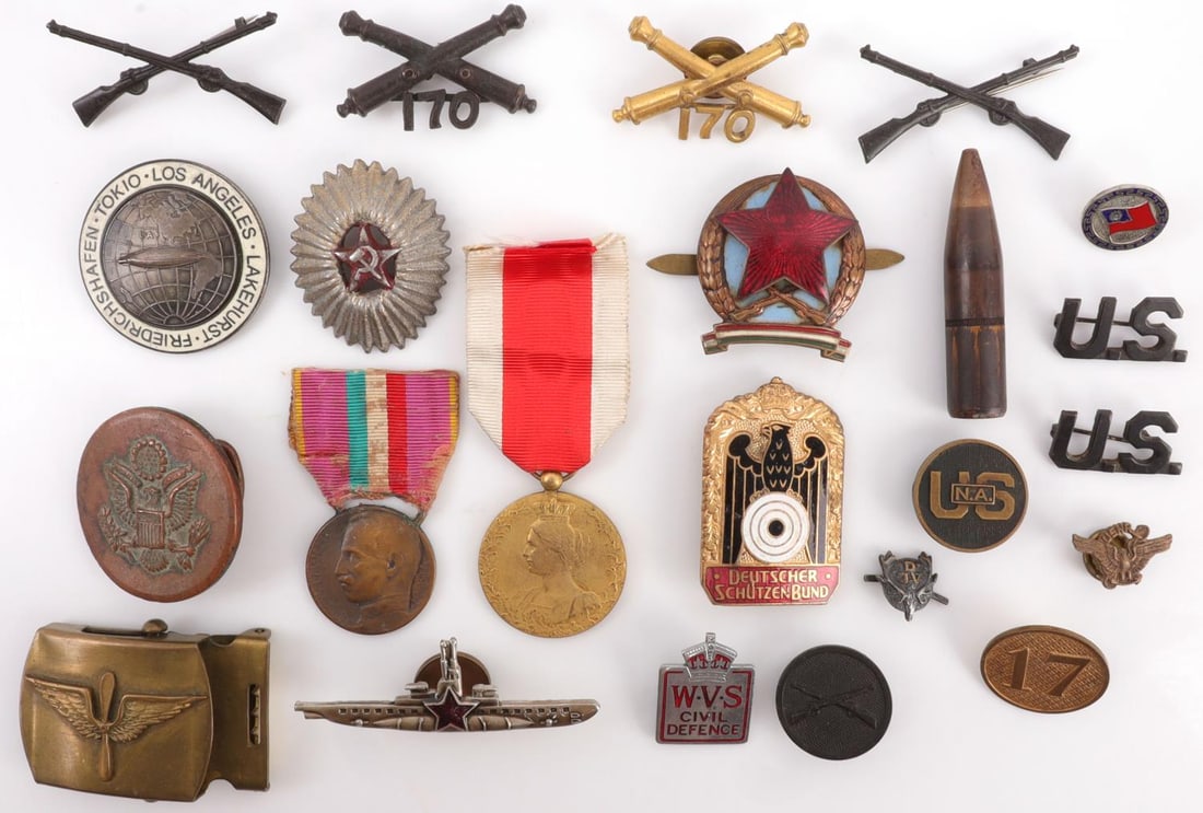 LOT OF 23 ASSORTED MILITARIA ITEMS US UK OTHERS: Lot of TWENTY-THREE (23) assorted militaria items including: tinnies, medals, buckles, one WW2 bullet, and visor pins. Countries represented include the Soviet Union, the Third Reich, Taiwan, the Unit