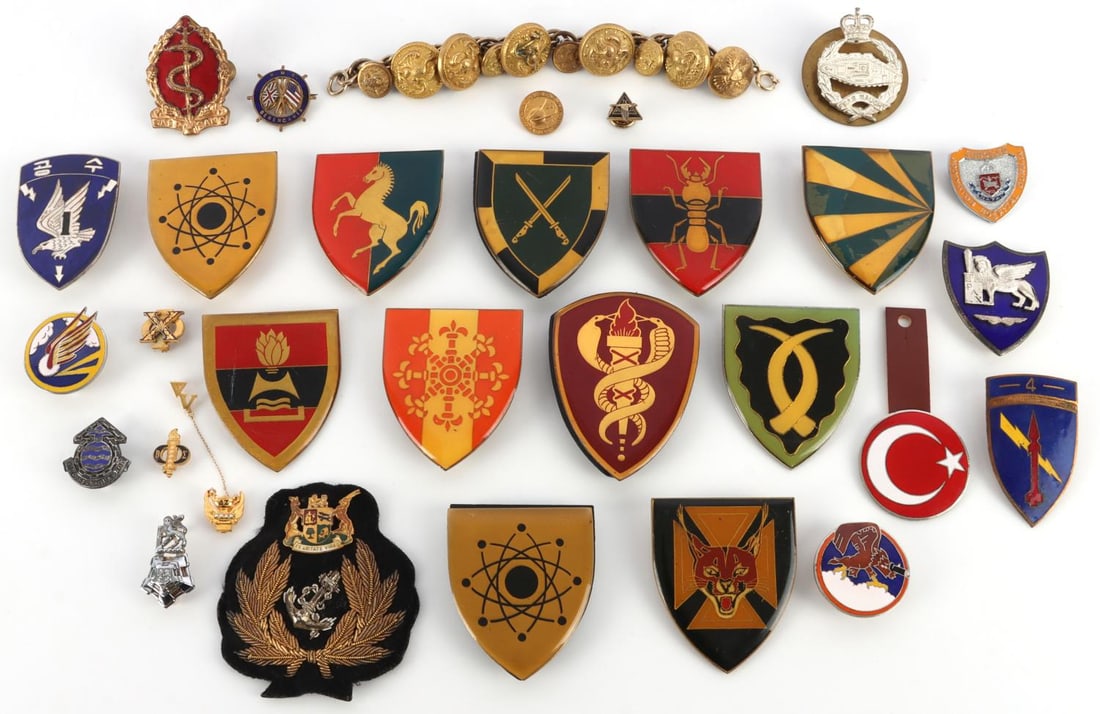 LOT 30 ASSORTED BRITISH SOUTH AFRICAN PIN BADGES: Assorted lot of THIRTY (30) South African, British, American, and Turkish Pins and Badges. Sizes range from 1/2 to 3 inches. Very good condition. Unauthenticated, sold "as is."