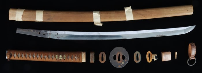 EARLY EDO JAPANESE ANCESTRAL SWORD IN GUNTO MOUNT