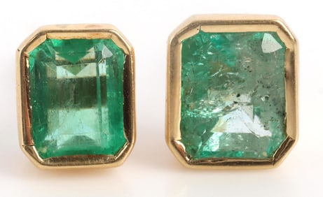 VARIANT SIZE GREEN EMERALD AND 18K GOLD EARRINGS