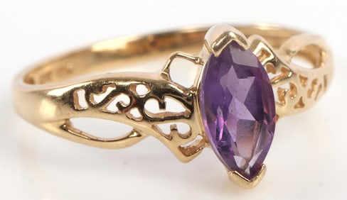 10 KT YELLOW GOLD AND AMETHYST RING SIZE 7.5