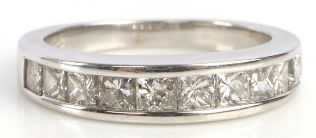 14KT WHITE GOLD AND DIAMOND RING CHANNEL SET