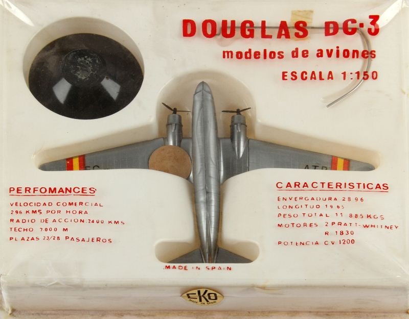 SPANISH PLASTIC DOUGLAS DC-3 1/150 SCALE MODEL: Still in original box, made in Spain. Overall in very good condition.