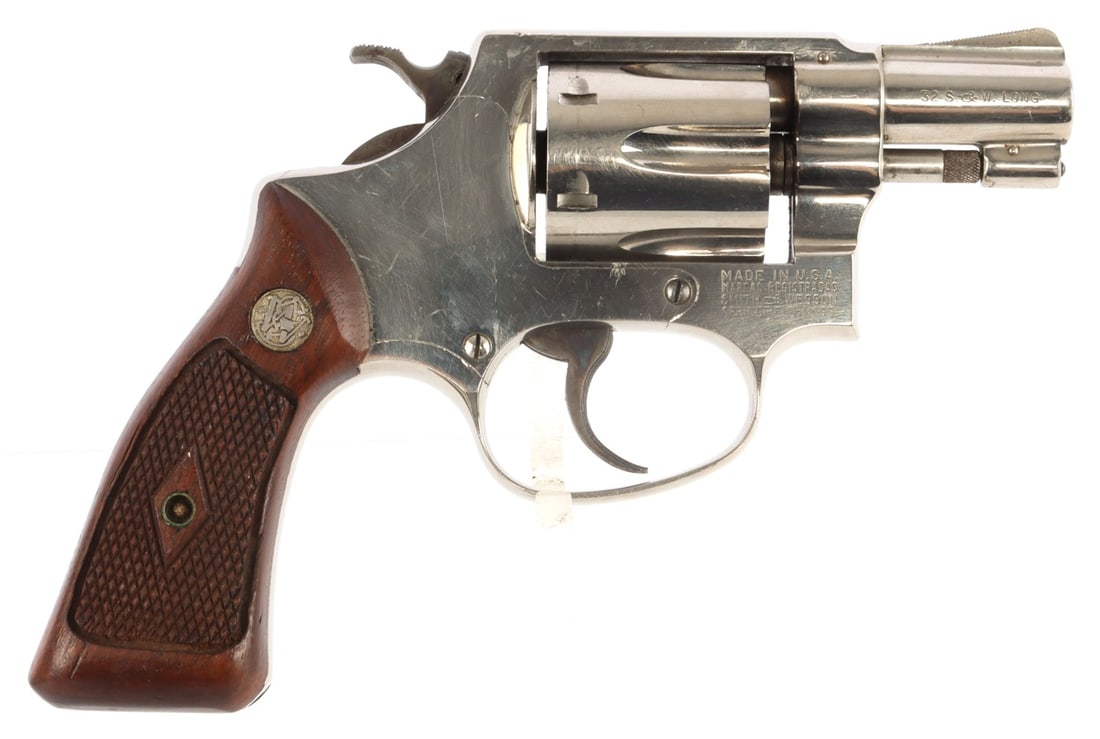 SMITH & WESSON MODEL 31-1 REVOLVER CAL .32 LONG: Smith & Wesson Model 31-1 SA/DA revolver, cal .32 S&W Long. 2-inch barrel. Capacity 6 rounds. Nickel-plated steel frame and cylinder. Checkered wood grip with medallion and diamond. Very good conditio