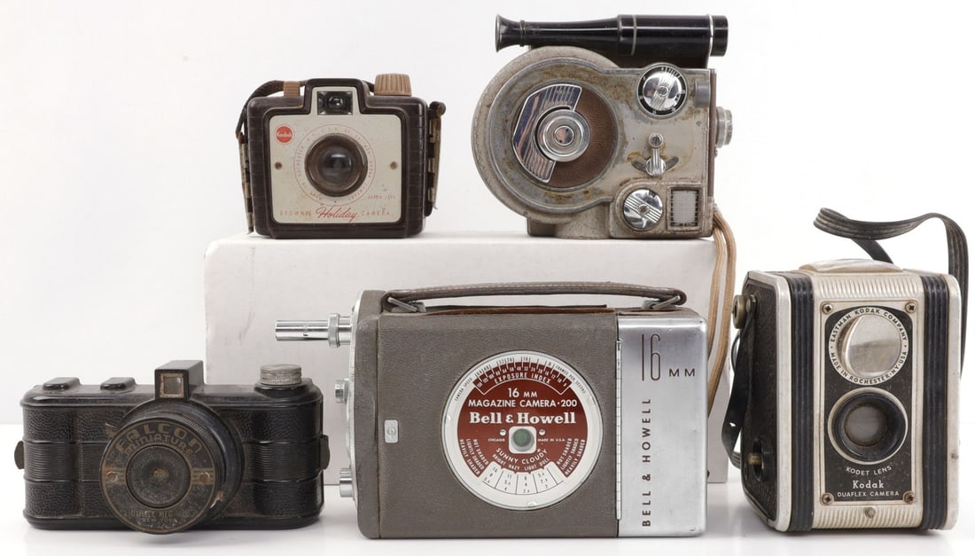 LOT OF 5 VINTAGE CAMERA KODAK FALCON REVERE: Lot of FIVE (5) includes Kodak Brownie Holiday Flash 1953-1962, Kodak Duaflex 1947-1960, Falcon Miniature camera 1939, Revere Eight Model 70 1947, and Bell & Howell 16mm Magazine camera 1950s. Collect