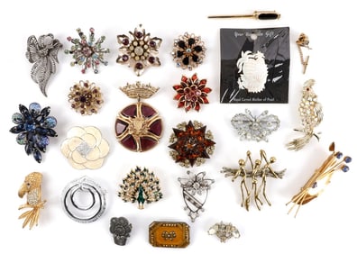 24 VINTAGE COSTUME JEWELRY BROOCH LOT