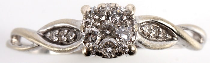 14KT CLUSTER DIAMOND RING IN WHITE GOLD SIZE 9