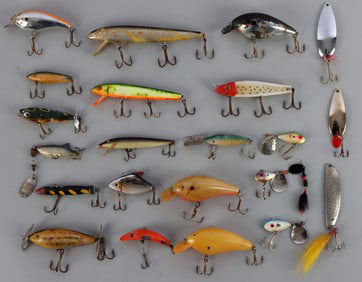 VINTAGE FISHING LURE LOT OF 17