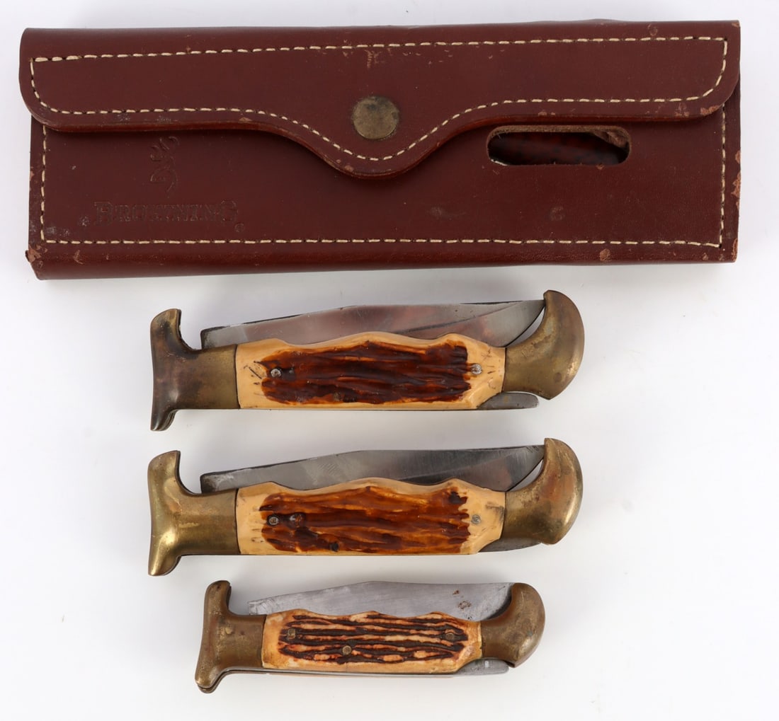 ASSORTED BROWNING POCKET KNIFE LOT OF 4: Lot includes 4 pocket knives includes 1 Browning Model 377 knife, blade length 3 1/2 inches, includes leather holder. 3 pocket knives, blade length ranges from 3 to 4 inches. Very good condition, slig
