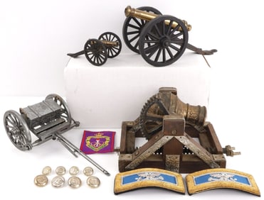 TOY CAISSON CANNON & MORTAR LOT W CAPTAIN INSIGNIA