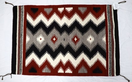 NATIVE AMERICAN NAVAJO RUG WITH GEOMETRIC DESIGN