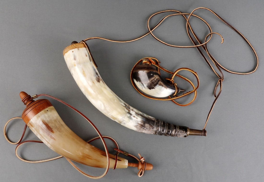 LOT OF 3 VINTAGE POWDER SMALL AND LARGE HORNS: 3 powder horns ranging from 4 1/2, 12, and 13 inches. Includes leather straps and lids. One marked, "Mark Forgo, Lake City FL 1995." Very good condition. Unauthenticated, sold as is.