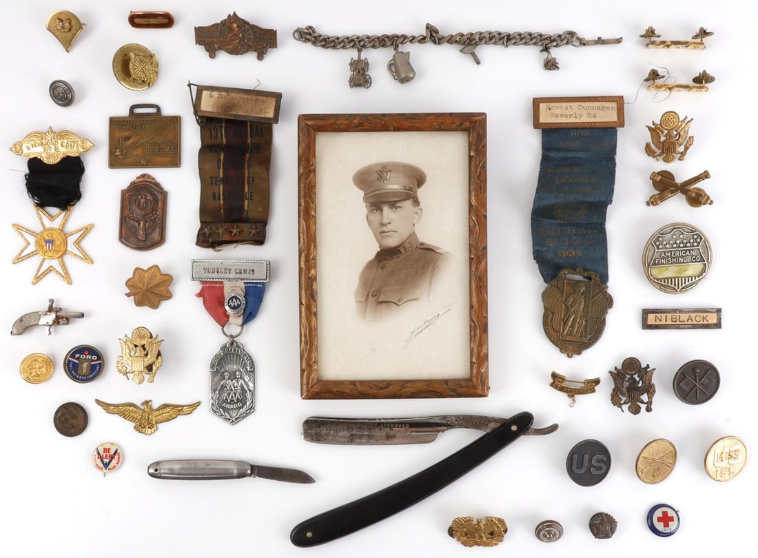 WWI WWII VIETNAM MILITARY PHOTO PIN & BADGE LOT: Includes 1918 WWI photo of soldier, reunion badges, collar insignia, mini pistol key fob, and much more. As photographed.