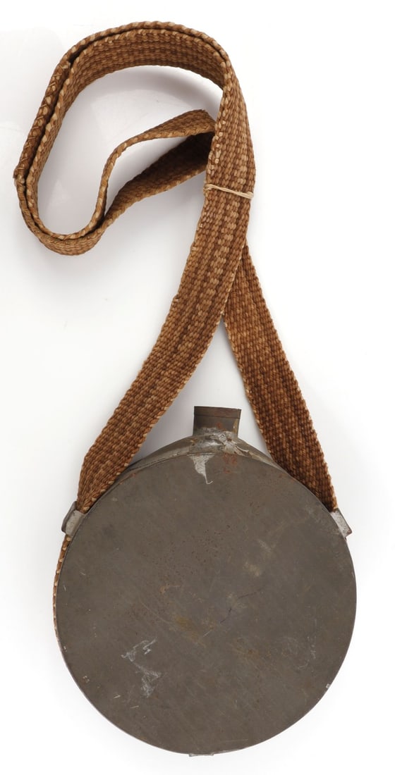 US CIVIL WAR METAL CANTEEN WATER FLASK CONFEDERATE: Round, metallic canteen with a cloth strap. Canteen is consistent with models widely used by the Confederate Army during the US Civil War. 6.25 inch diamter. Very good, original condition.