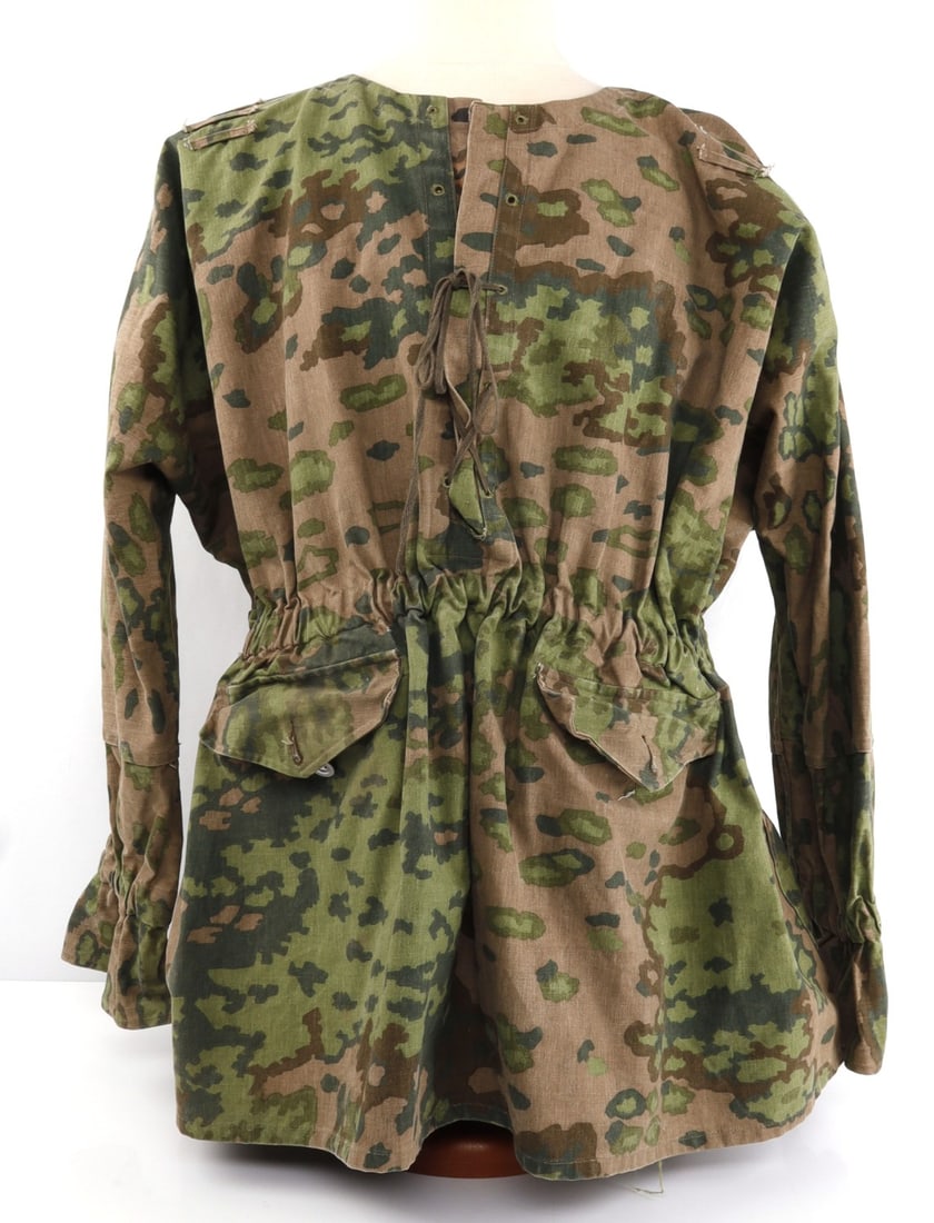 WWII GERMAN SS M42 CAMO SMOCK REVERSIBLE PLANETREE: Waffen-SS M42 reversible planetree camouflage smock of heavyweight cotton duck. All foliage loops present. Elastic waistband and cuffs. Two front pockets. Approx. size L/XL. Good condition. Some frayi