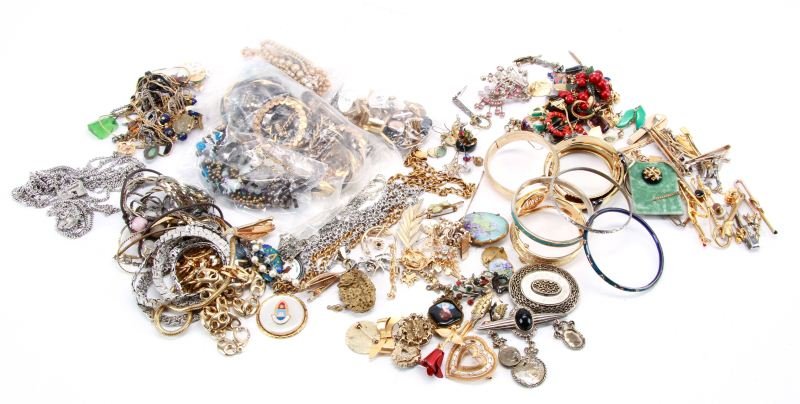DEALERS LOT UNNAMED COSTUME JEWELRY: Over 3.75 pounds, including earrings, bangles, cufflinks, brooches, pendants and neckwear, tie-tacks and bars, bracelets, and sweater clips. Weight: 1860.0 Condition: Overall good to fair condition.