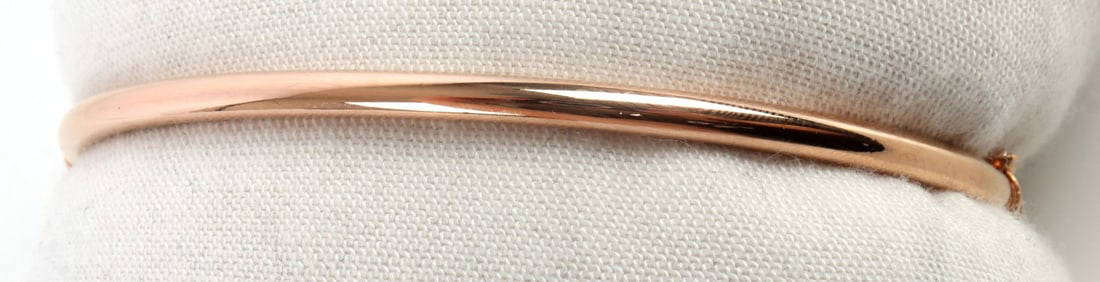 7 INCH 14K ANTIQUE GOLD BANGLE BRACELET: Stamped "14K" inside bracelet. In very good condition with minimal signs of wear. Total weight: 4 grams. Bracelet measures 7 inches in circumference. This lot has a reserve.