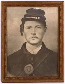 VINTAGE FRAMED CIVIL WAR PORTRAIT OF YOUNG SOLDIER
