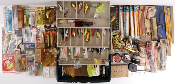 LOT OF 100+ PCS TACKLE BOX VINTAGE FISHING LURES