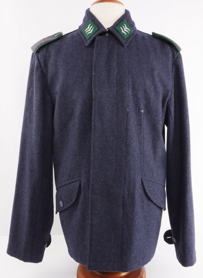 WWII GERMAN LUFTWAFFE M40 FLIEGERBLUSE TUNIC L/XL: High-quality reenactor's piece. Size L/XL Luftwaffe M40 Fliegerbluse service tunic of dark blue wool with Prussian blue rayon liner. Wool shoulder boards and Feldwebel collar tabs with hunter green pi