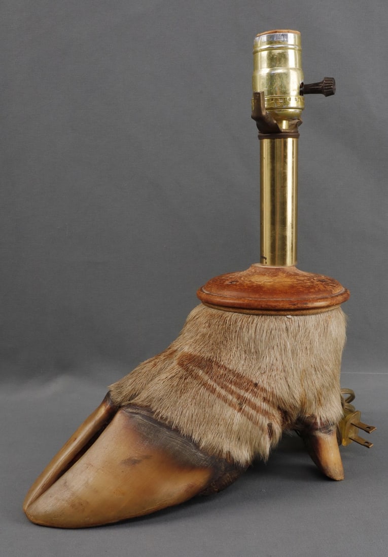 TAXIDERMY BISON HOOF LAMP: Hoof is 10 X 5 X 5 inches, lamp is 12 inches tall. Very good, original condition. This lot has a reserve.