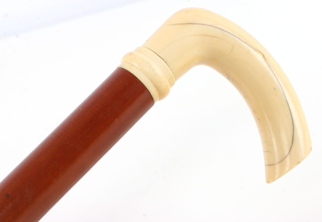 ANTIQUE WALRUS TUSK IVORY GRIP WALKING STICK CANE: Very good original condition, measures 35 inches, good original ferrule tip. Over 100 years old, no international sales, know your state regulations prior to bidding.