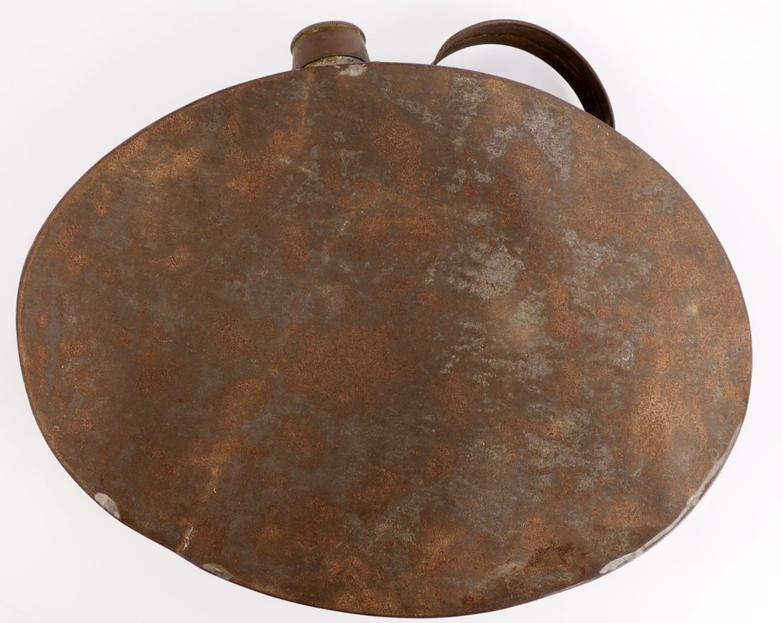 US CIVIL WAR STEEL WATER BOTTLE CANTEEN FLASK: Antique steel water bottle canteen from the US Civil War with distinctive bend and handle. Screw cap version. Steel. 10 X 7.5 inches. Very good, original condition. Period: Civil War & Indian Wars Thi