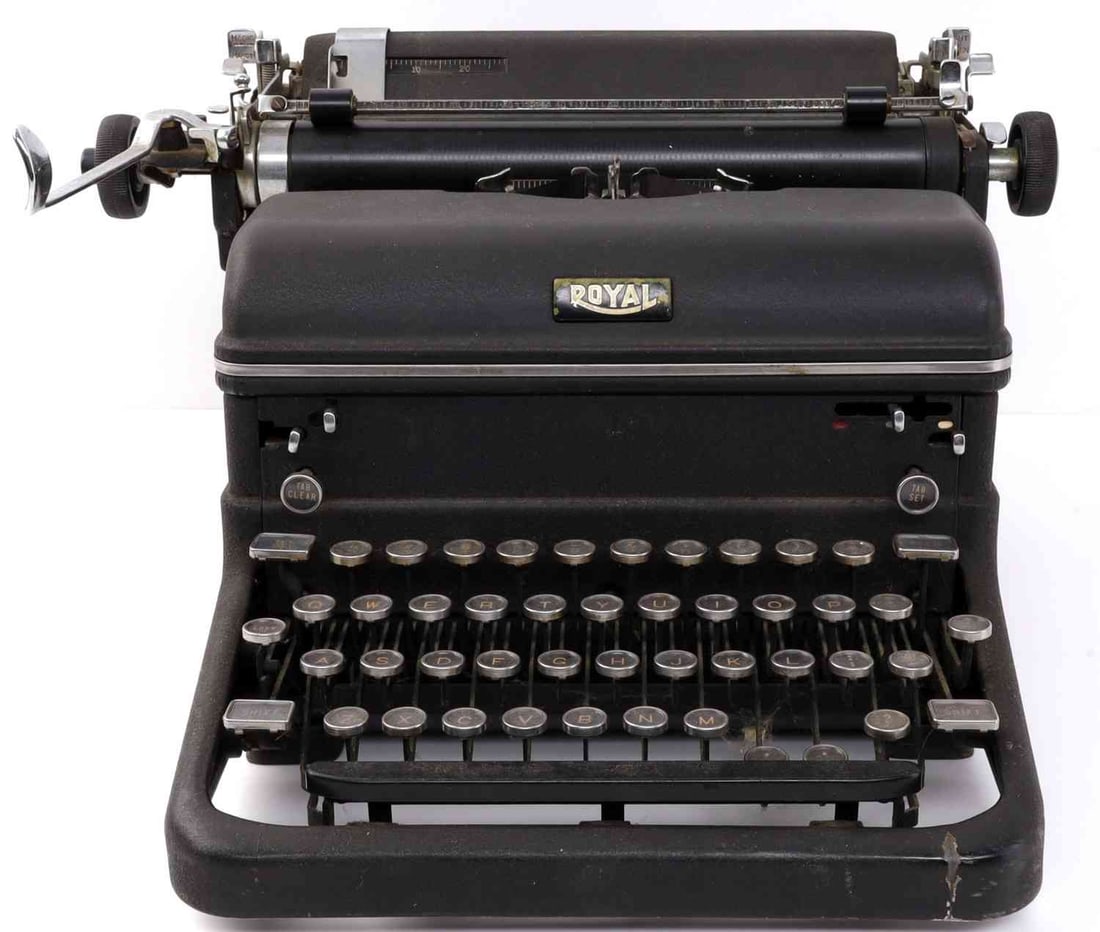 1930'S ROYAL WORKING TYPEWRITER: Very good original condition, even has useable ink ribbon.