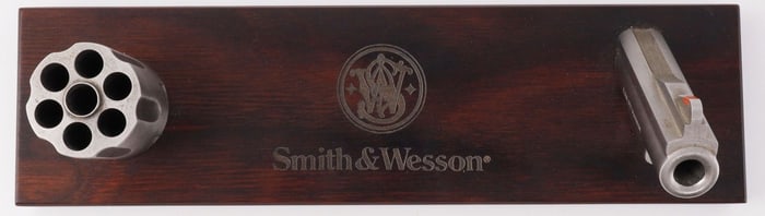 SMITH & WESSON REVOLVER PEN PENCIL HOLDER DESK SET